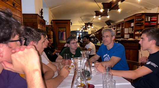 Abendessen der Mannschaft mit Dekan Fredenhagen.